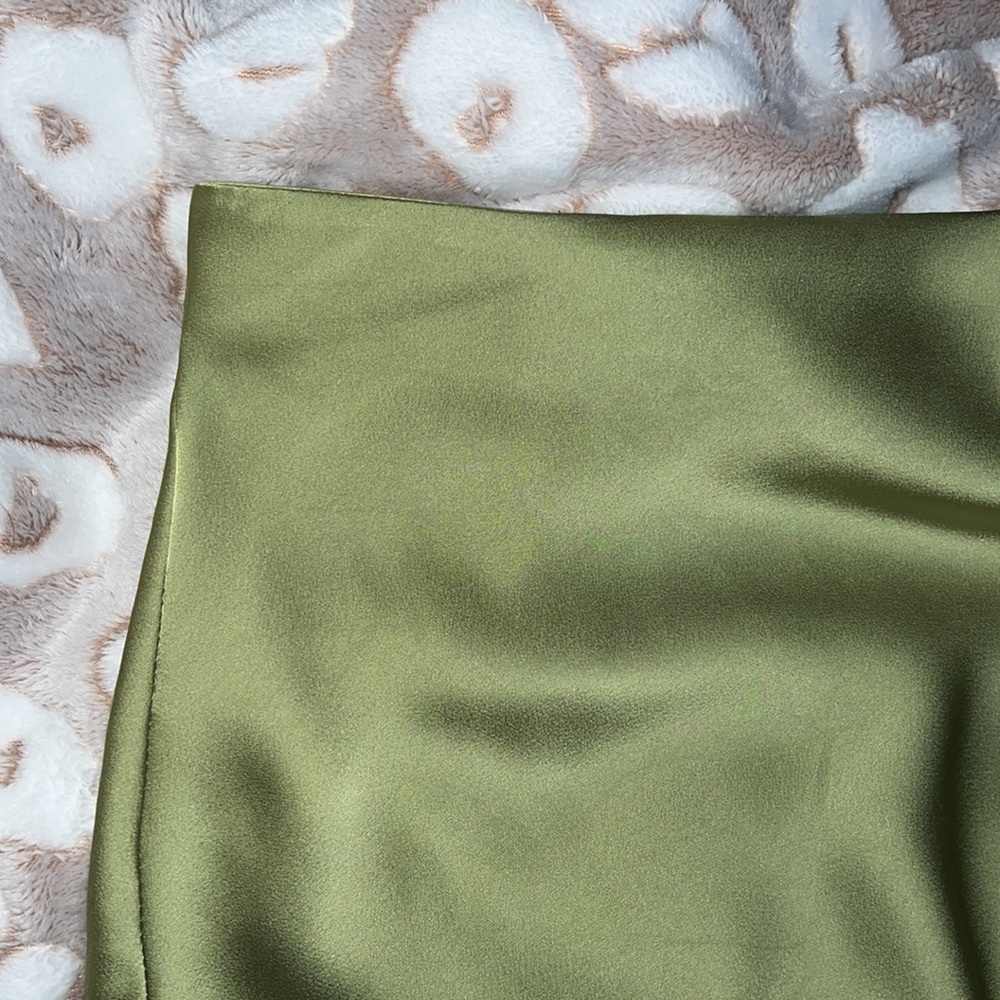 Green silky skirt - Picture 2 of 6